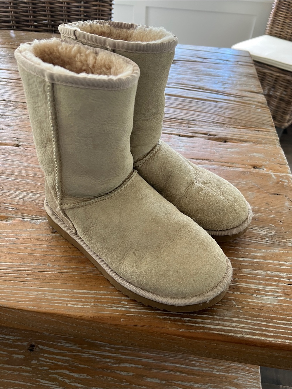 UGG classics, Short Shearling Boots in Beige Suede
